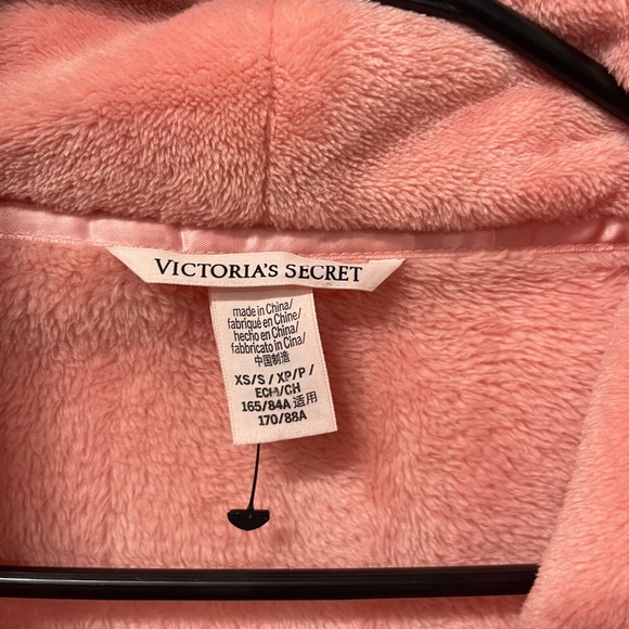 Victoria’s Secret women’s Pink Plush Bathrobe New size xs-s - Picture 2 of 2